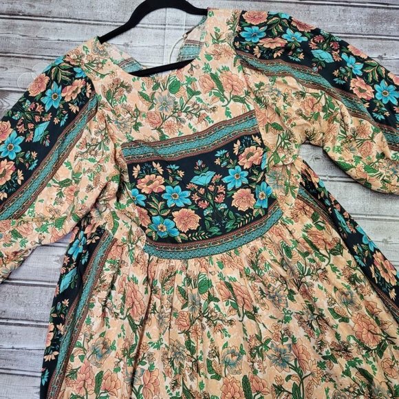 GiGio, Gorgeous Boho-Floral, Low V-Cut - Picture 4 of 10